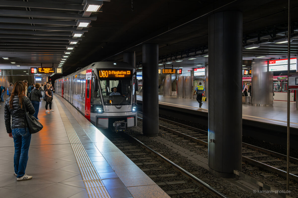 Stadtbahnlinie U80 an Haltestelle in Düsseldorf mit wartenden Fahrgästen