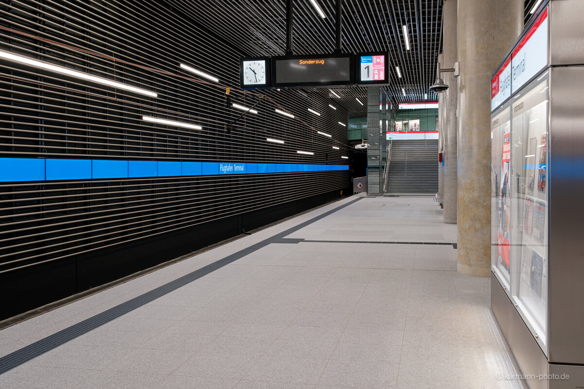 Moderner U-Bahnsteig der Stadtbahnlinien U80/U81 in Düsseldorf