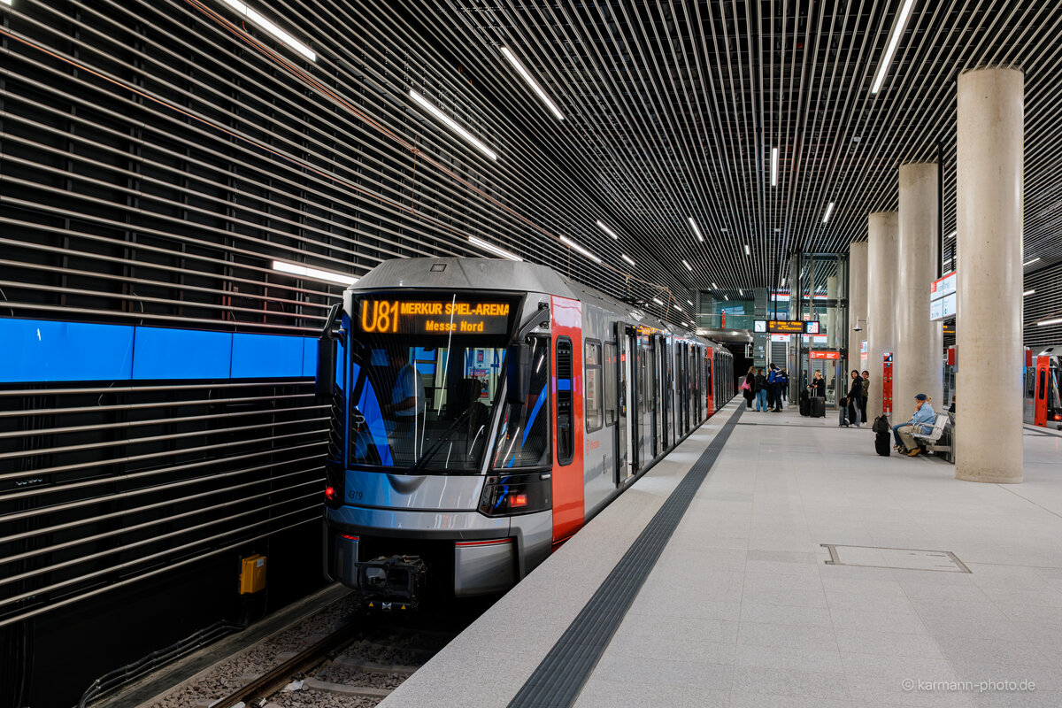 Stadtbahn U81 an Haltestelle in Düsseldorf mit moderner Architektur