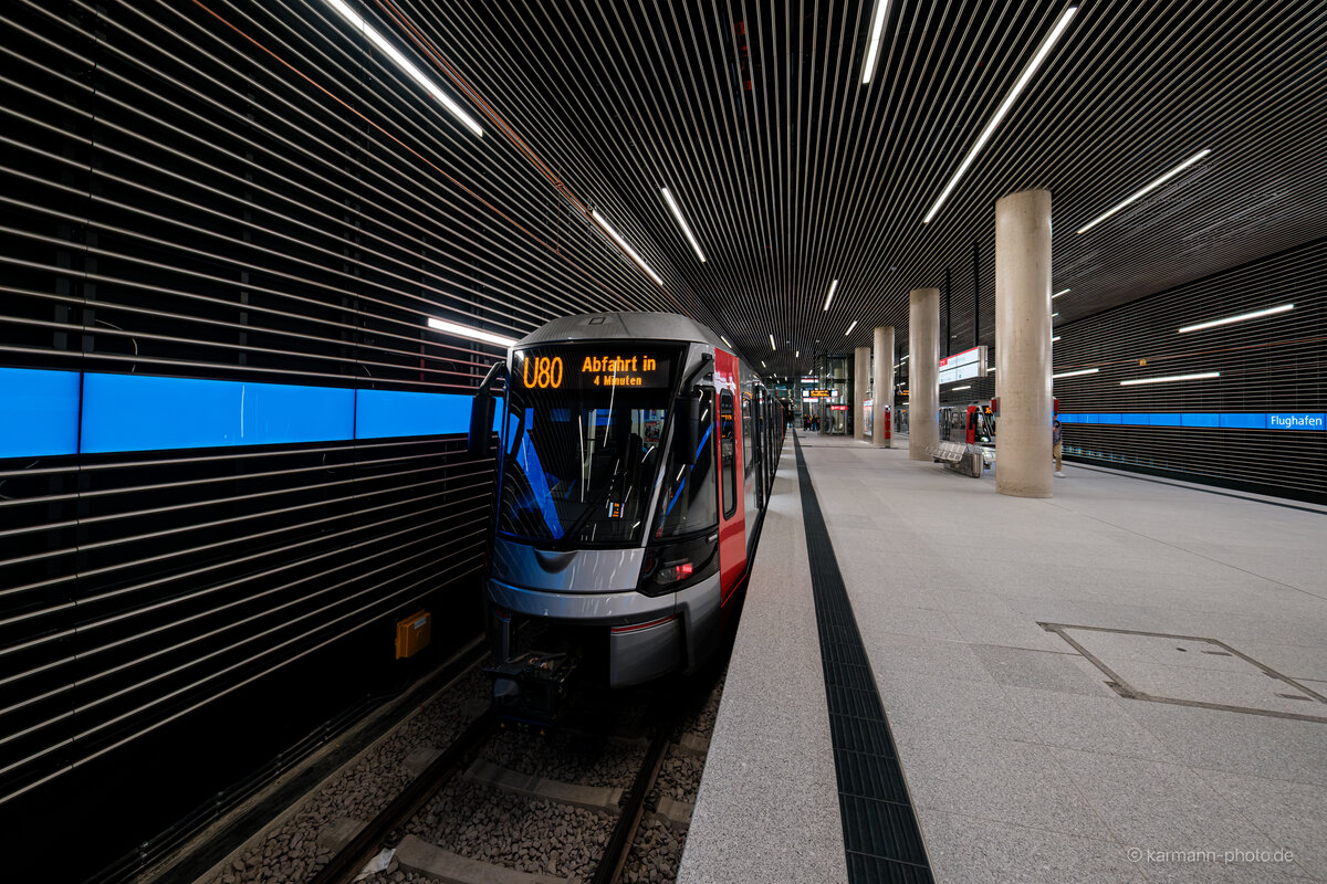 Stadtbahn U80 an der Haltestelle in Düsseldorf mit moderner Architektur
