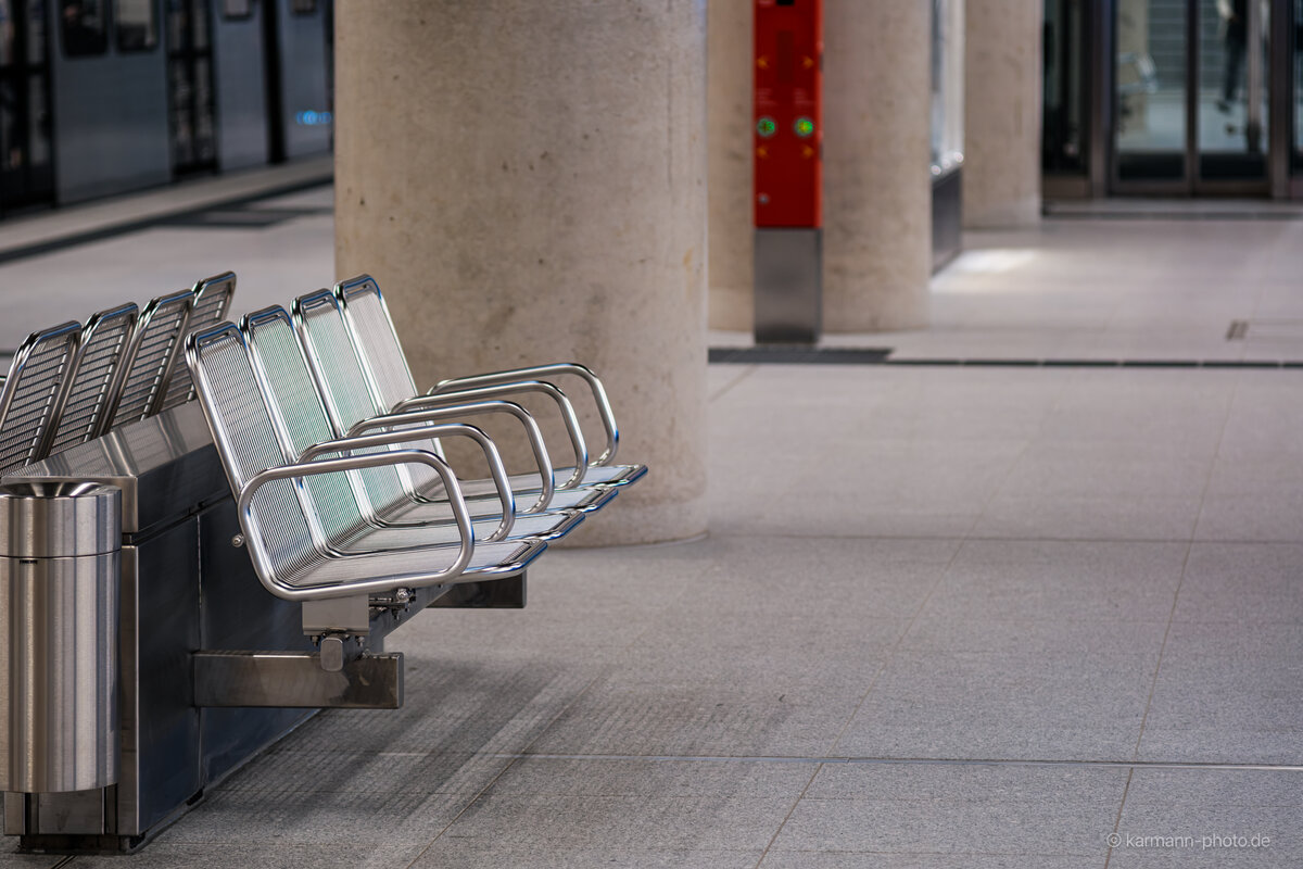 Leerer Haltestellenbereich der Stadtbahnlinien U80/U81 in Düsseldorf mit Sitzbänken