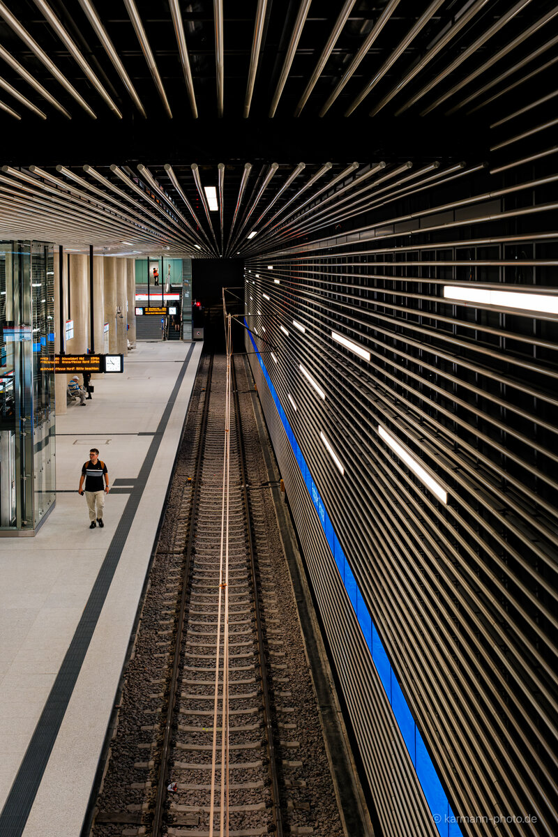 Düsseldorfer U-Bahn-Station mit Gleisen und wartendem Passagier
